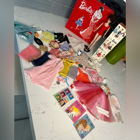 Vintage 1964 bubble cut Barbie Midge lot with case, fashions, box & accessories - Picture 4 of 16